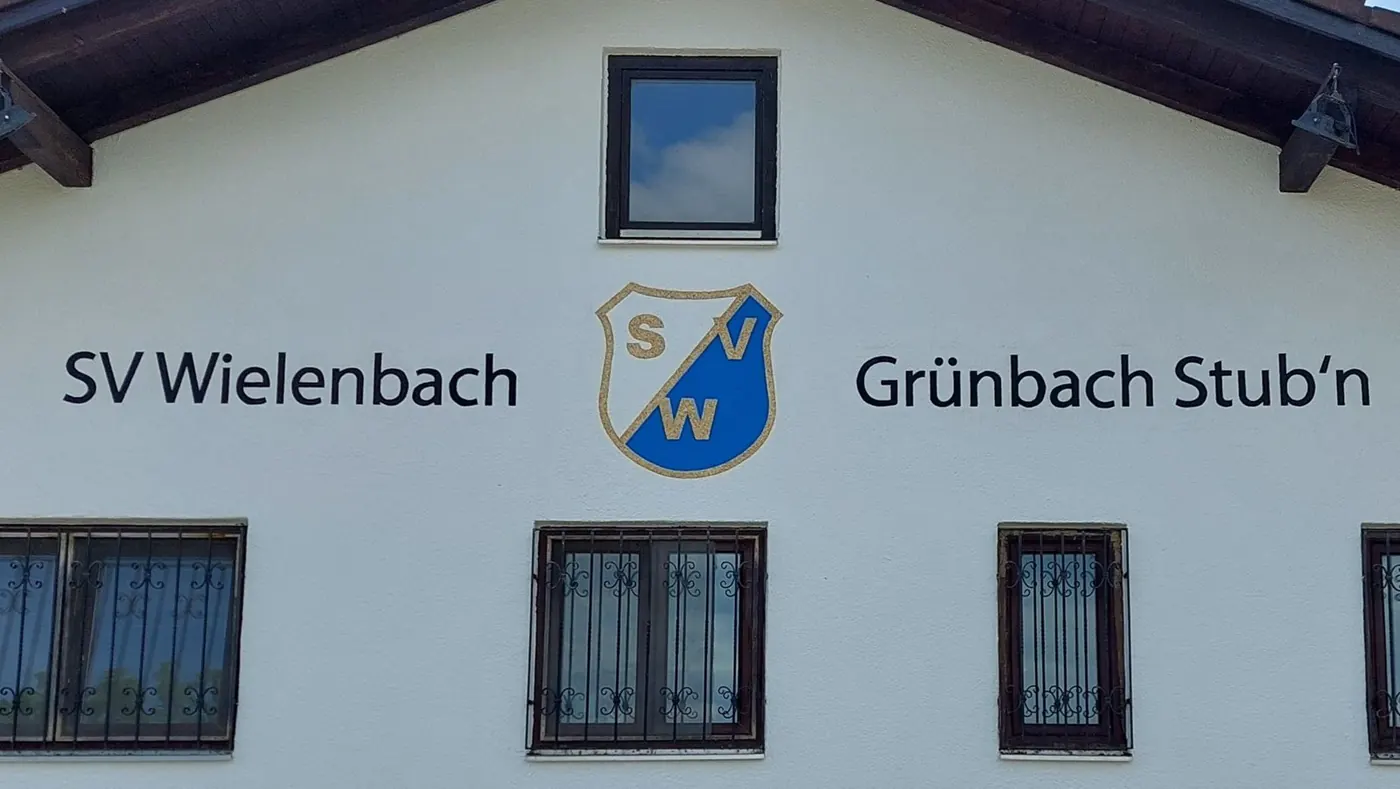 Vereinsheim SV Wielenbach — Wappen und Schriftzüge am Giebel, von Hand gemalt, Malermeister Müller, Weilheim