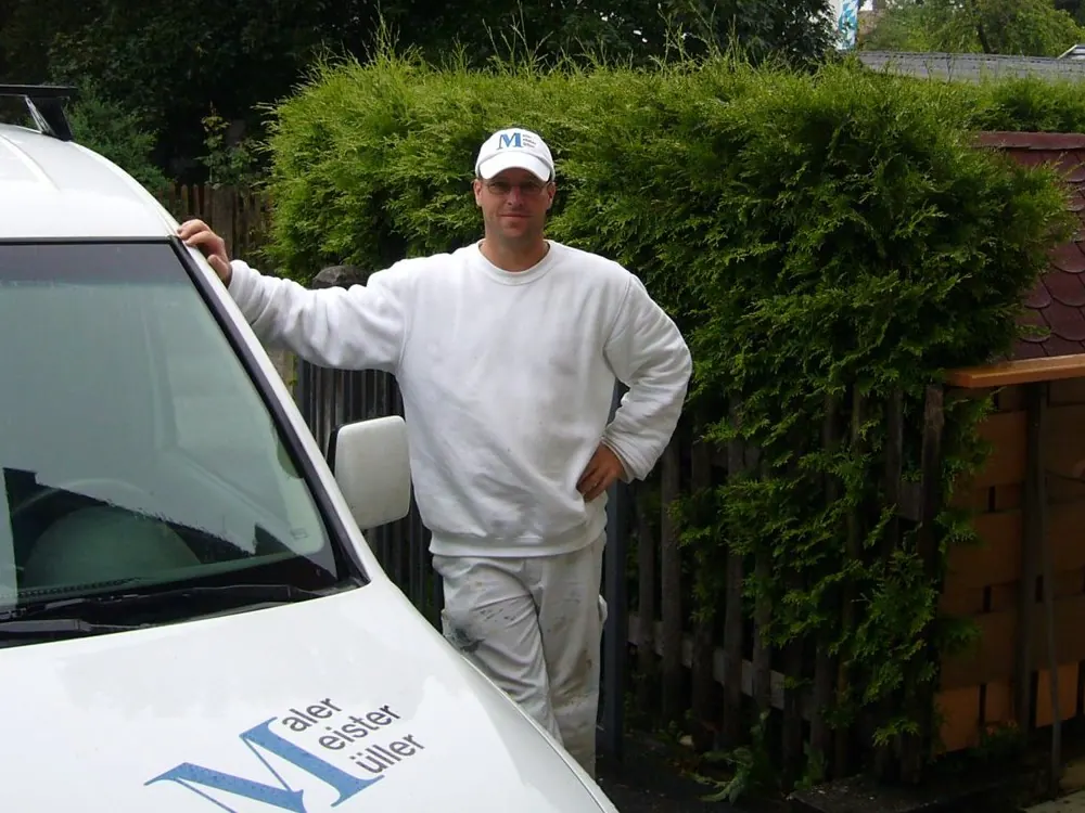 Malermeister Dieter Müller am Firmenfahrzeug — Malermeister Müller, Weilheim