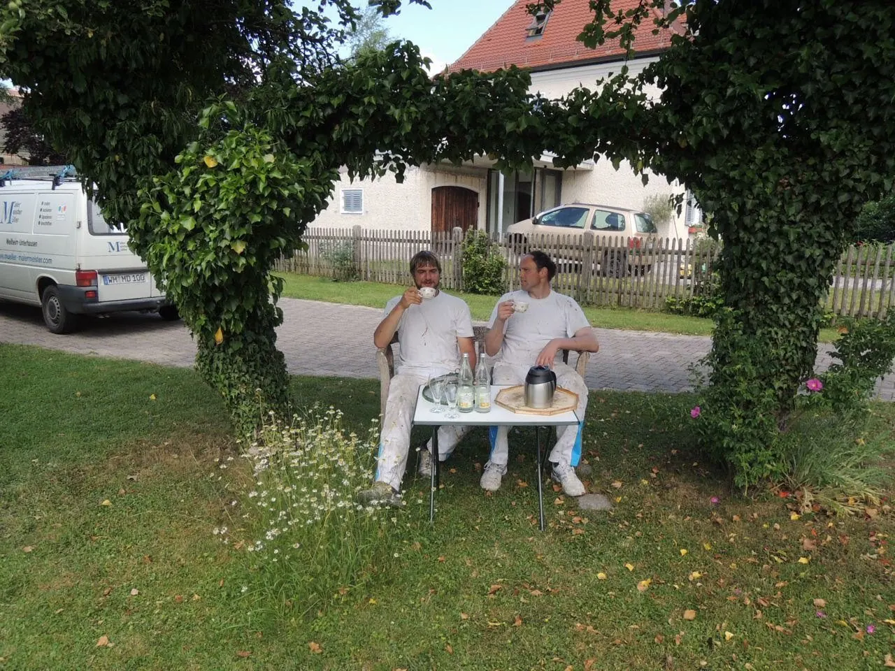 Brotzeit im Garten während eines Außenauftrags — Malermeister Müller, Weilheim