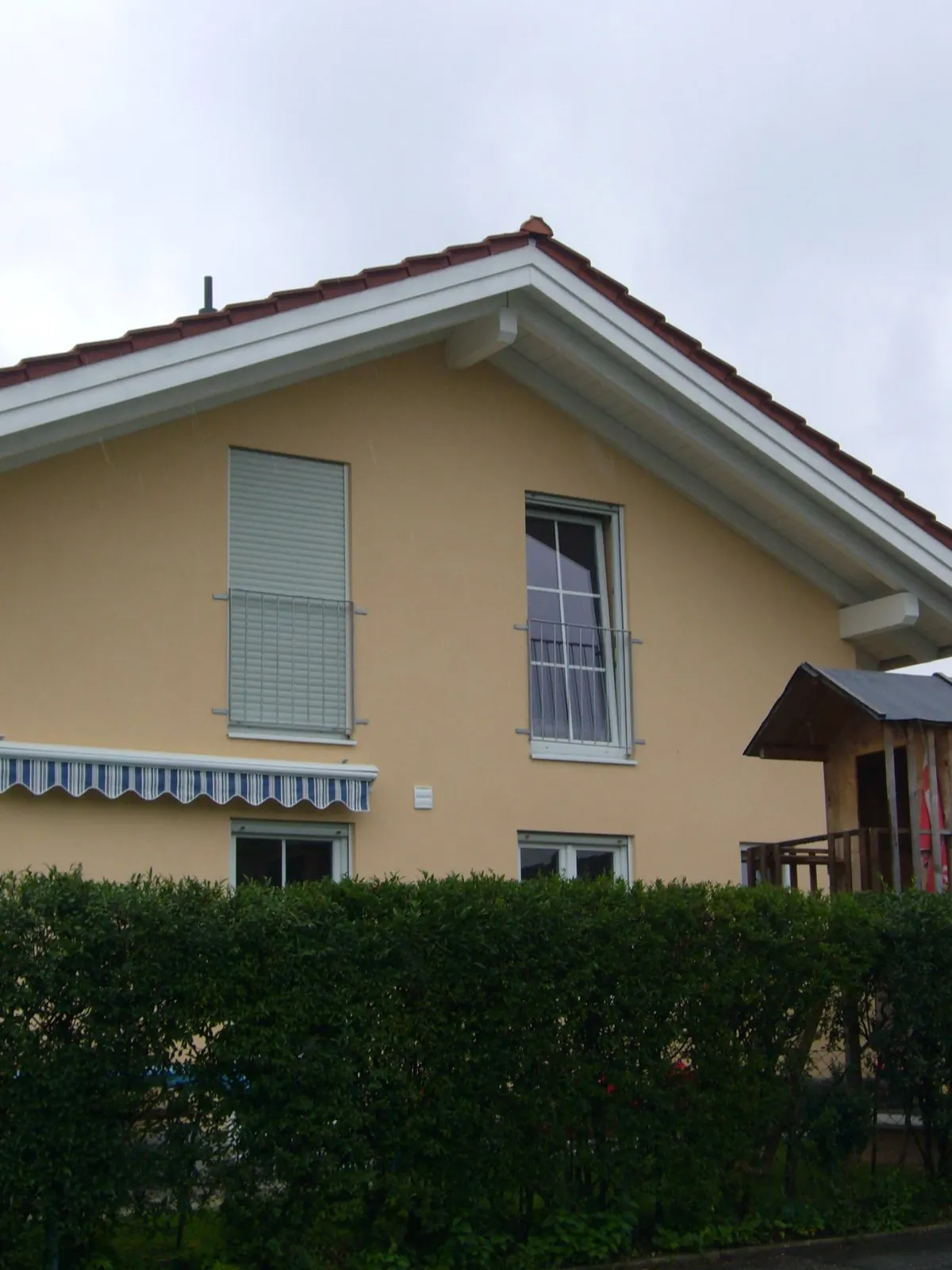 Einfamilienhaus — Fassade in warmem Gelb, Malermeister Müller, Weilheim