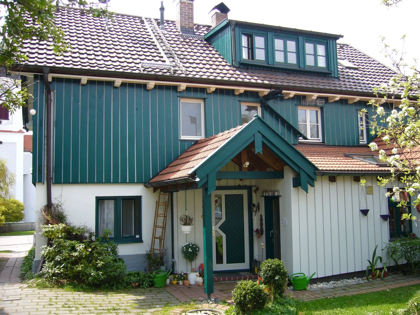 Holzhaus — Holzverkleidung deckend gestrichen, Malermeister Müller, Weilheim