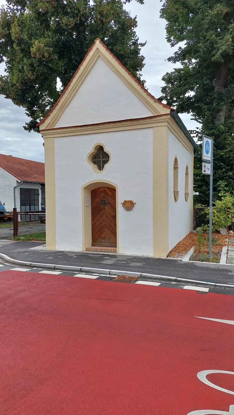Kapelle in Weilheim — Fassade gestrichen, Gewände farbig abgesetzt, Malermeister Müller, Weilheim