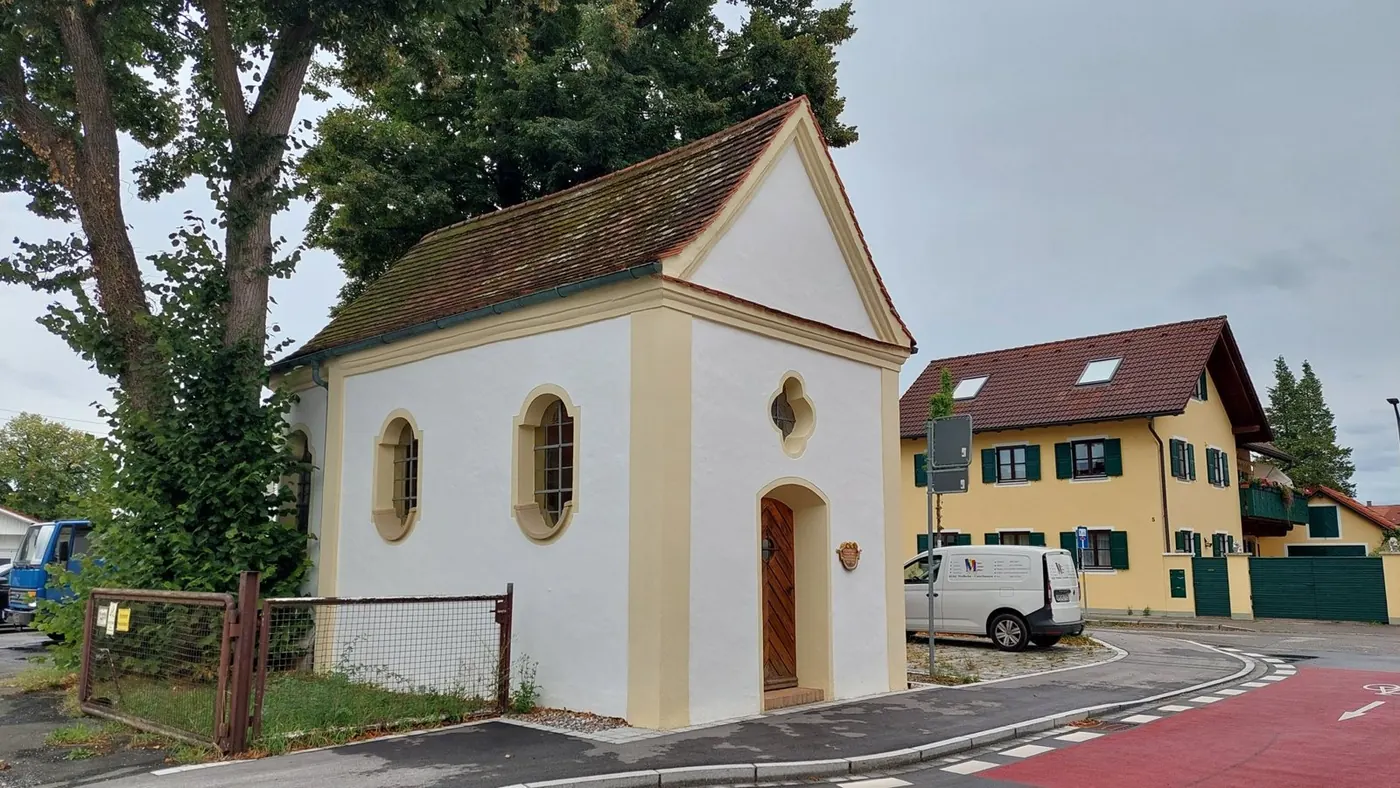 Frisch gestrichene Kapelle an der Straße — Malermeister Müller, Weilheim