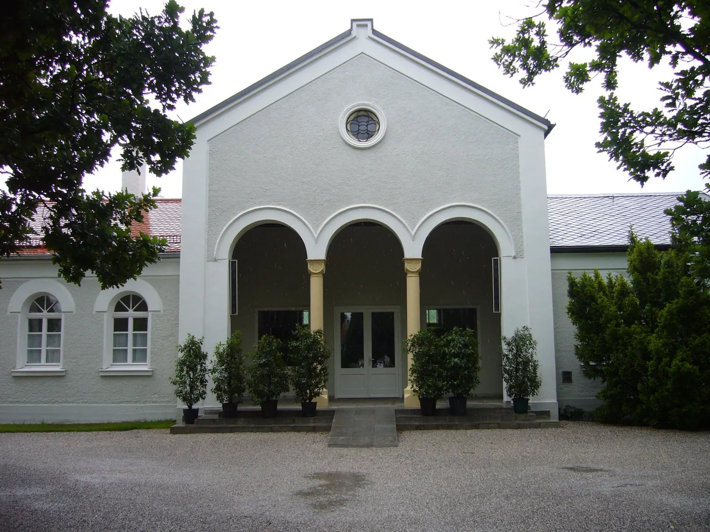Öffentliches Gebäude — Fassade, Rundbögen und Gewände abgesetzt, Malermeister Müller, Weilheim