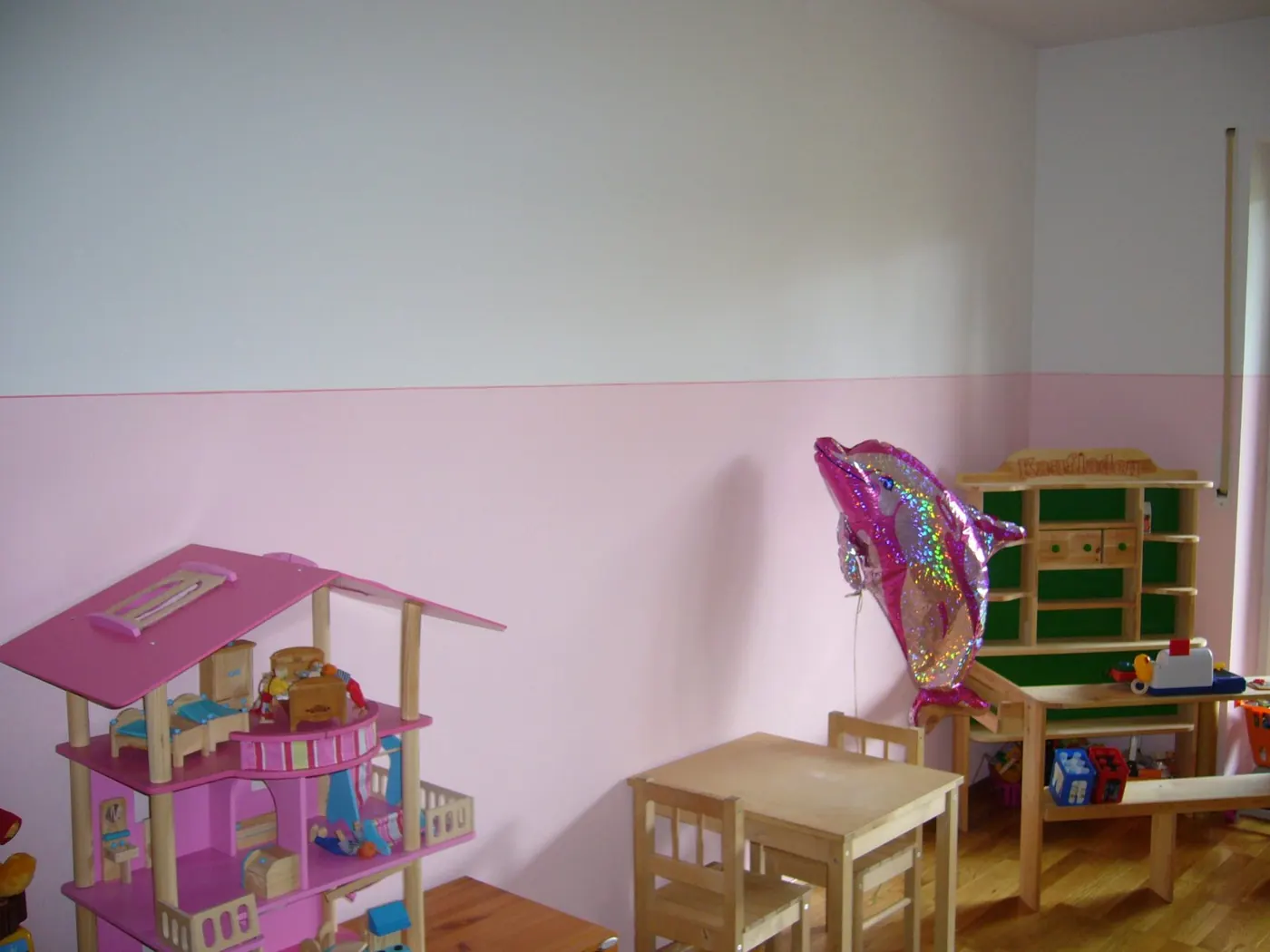 Kinderzimmer — Wand zweifarbig in Rosa, Malermeister Müller, Weilheim