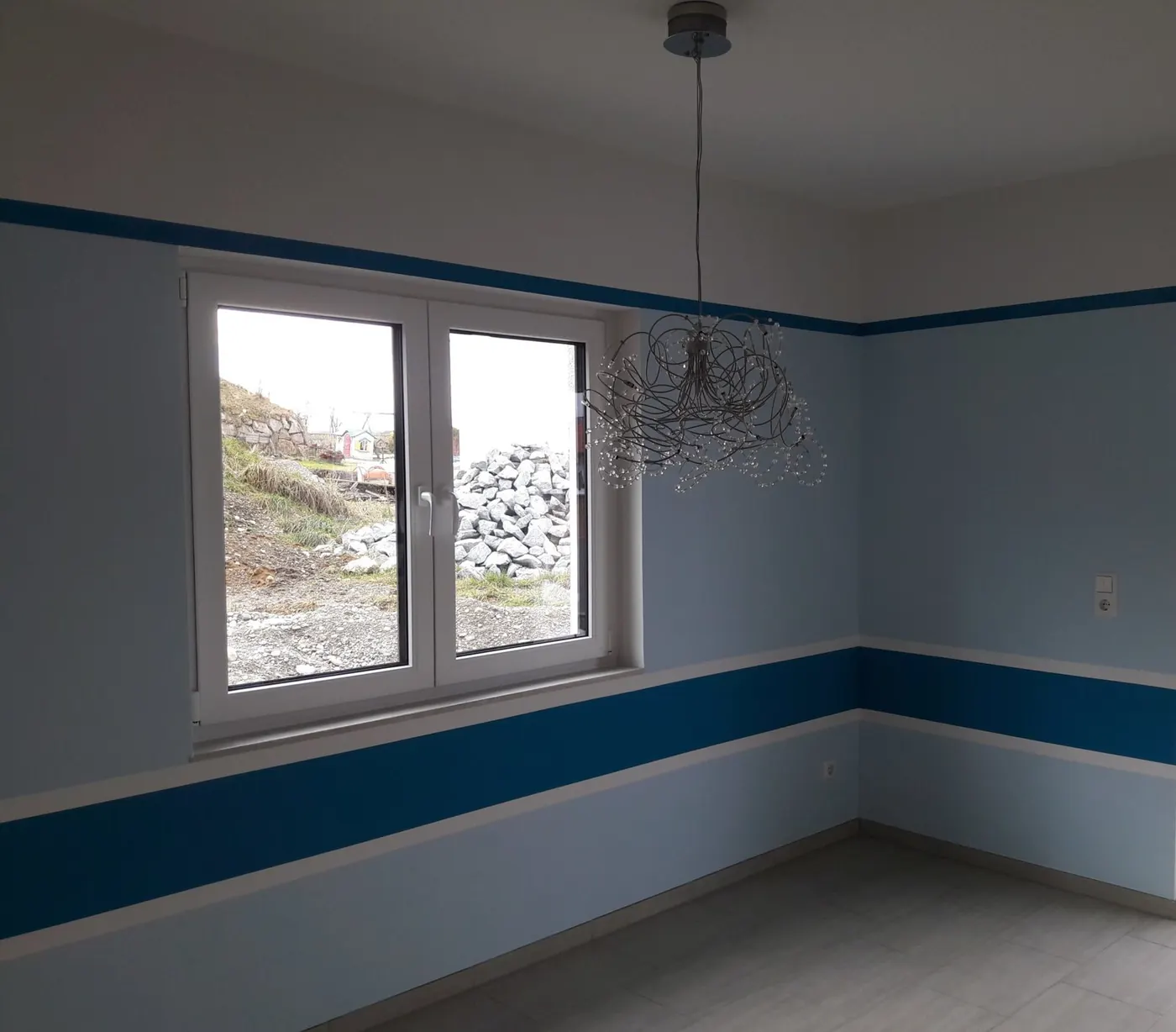 Zimmer mit Farbband — Wand hell, Band in Blau, Malermeister Müller, Weilheim