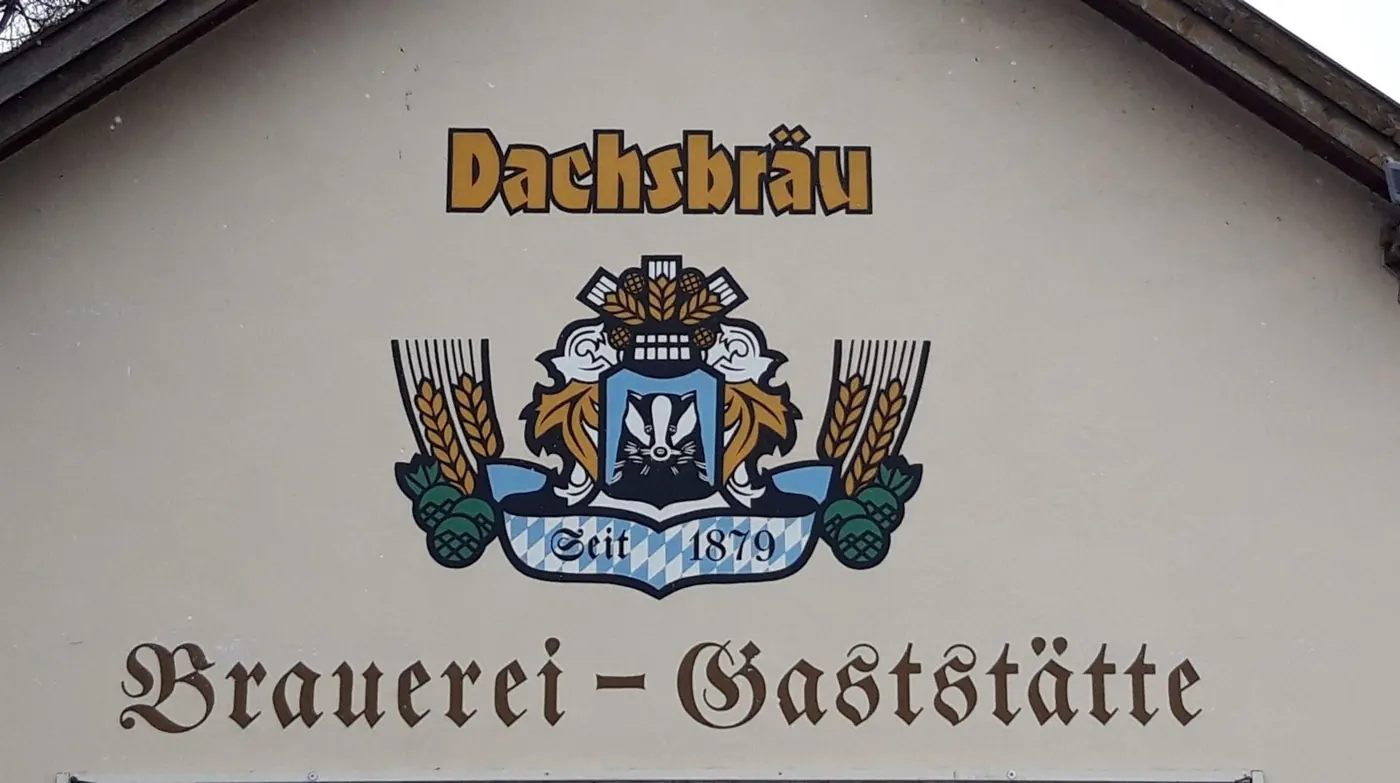 Dachsbräu — Fassadenschrift, von Hand gemalt, Malermeister Müller, Weilheim