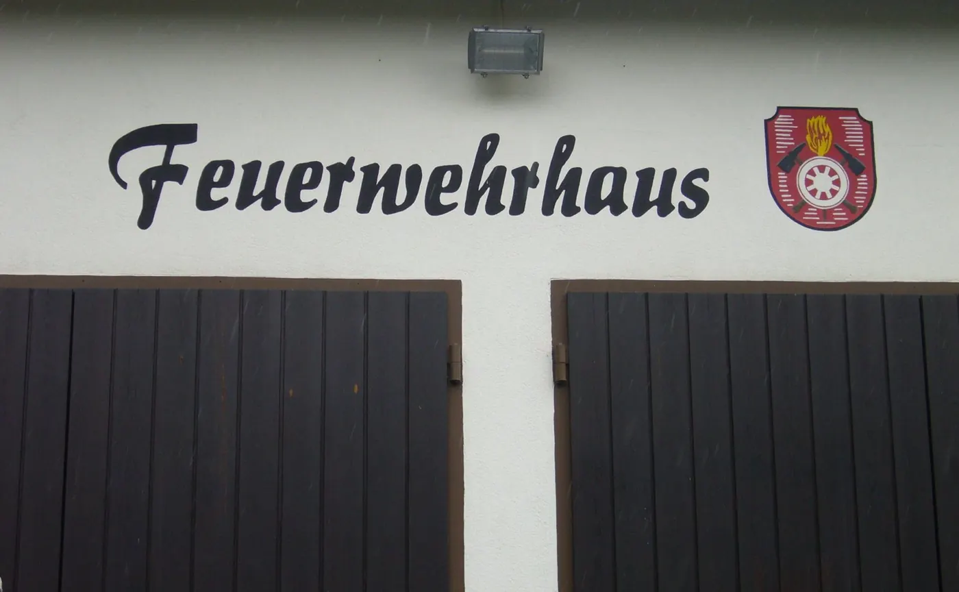 Feuerwehrhaus — Fassadenschrift mit Wappen, Malermeister Müller, Weilheim