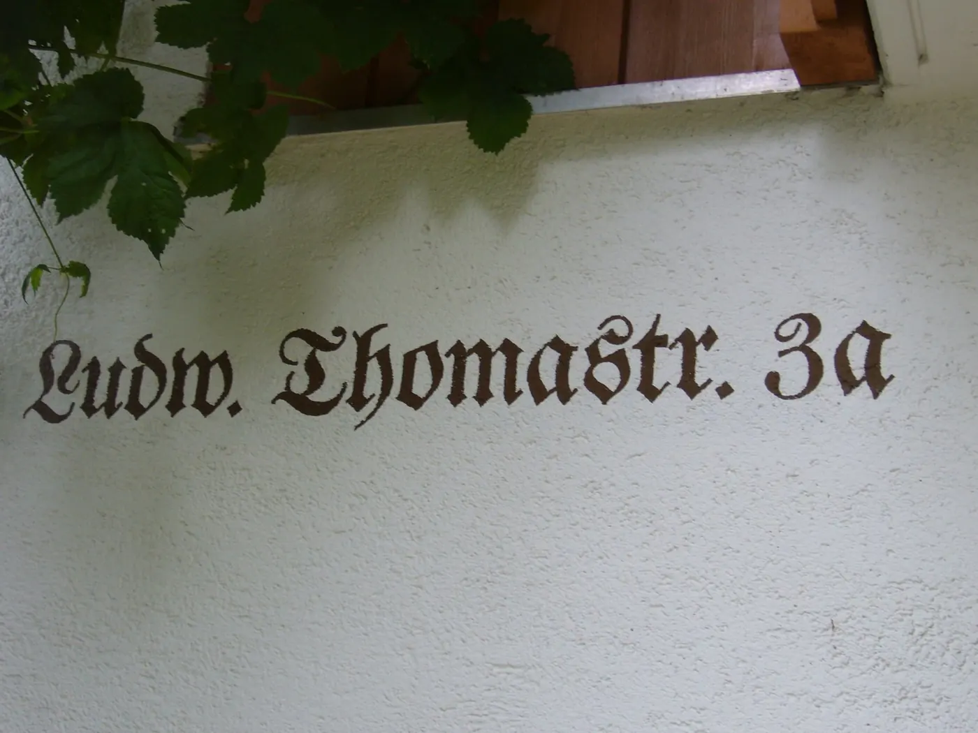 Ludwig-Thoma-Straße 3a — Hausnummer in Fraktur, von Hand gemalt, Malermeister Müller, Weilheim