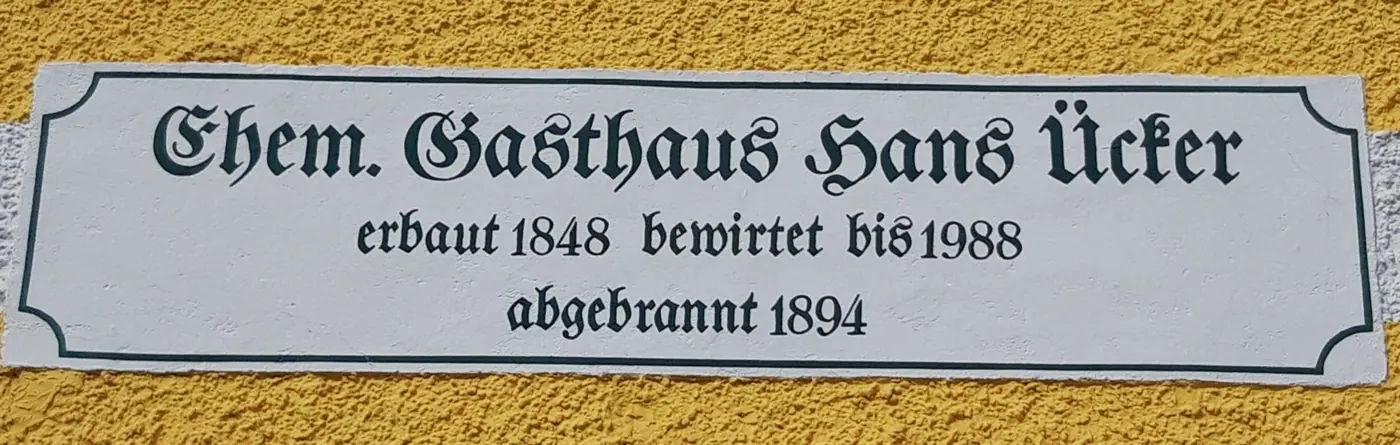 Ehem. Gasthaus Hans Ücker — historische Tafel nachgezogen, Malermeister Müller, Weilheim