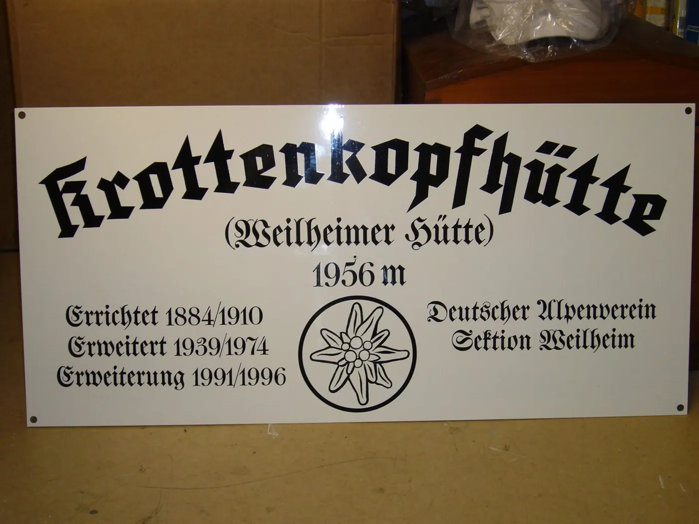 Krottenkopfhütte — Tafel für den Alpenverein, Malermeister Müller, Weilheim